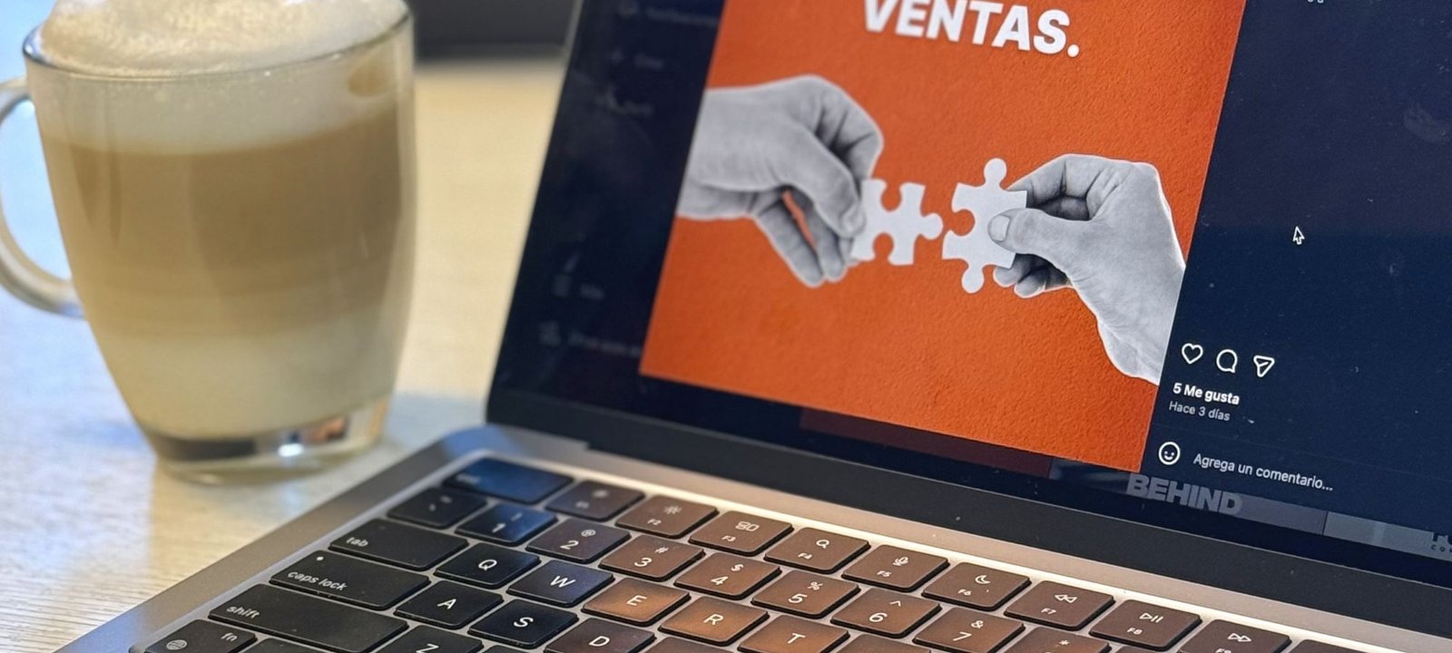 Notebook con una publicación en redes sociales